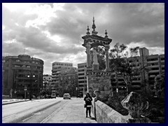 Pont del Real (Royal Bridge) towards Placa de Tetuan